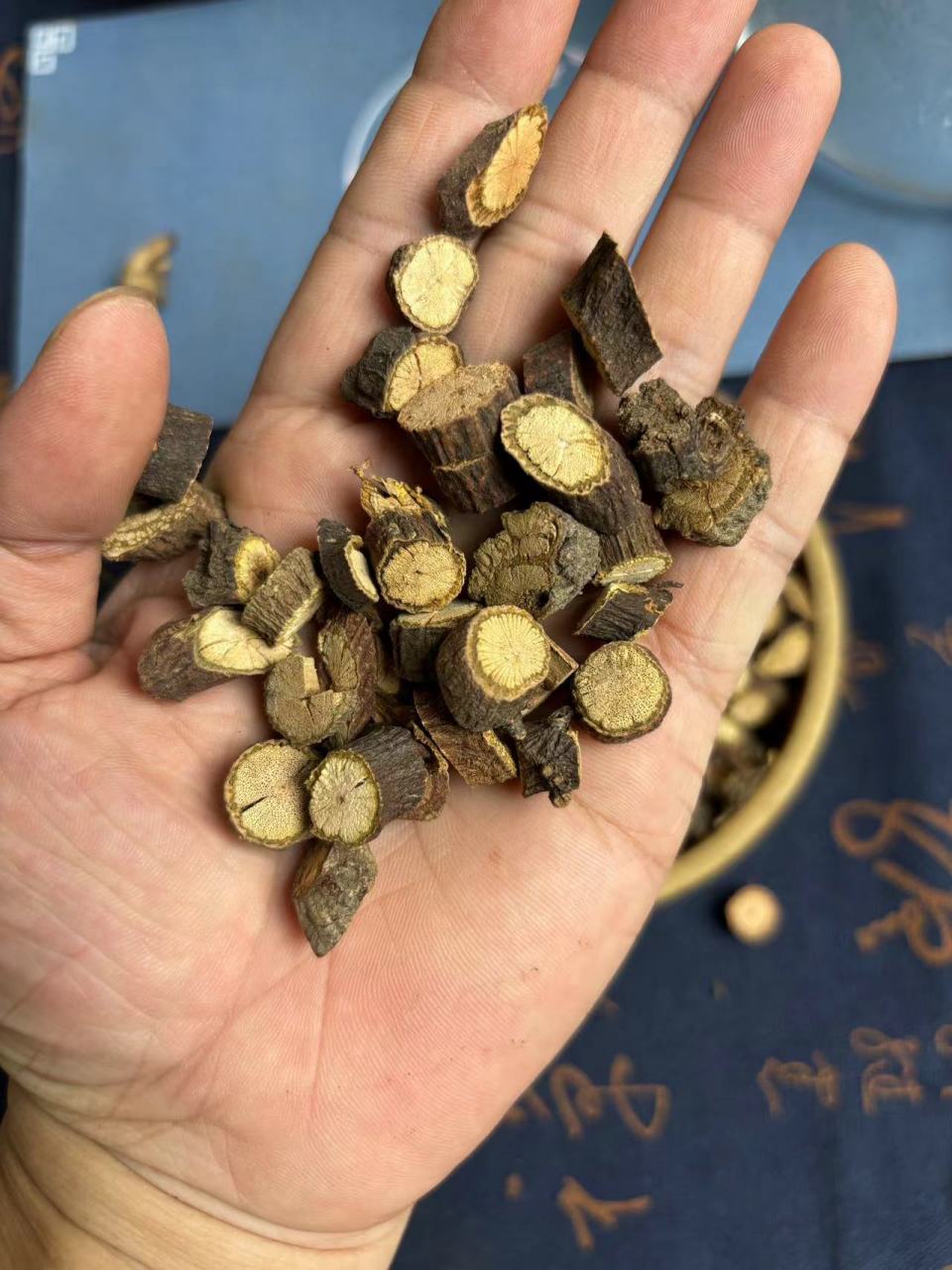 这个是夜交藤,也是何首乌的根茎部分,剪切下来晒干,可以泡水煮水喝