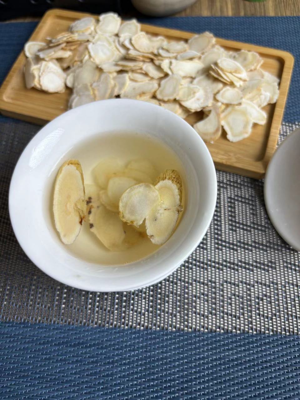 夏天炎热,比较合适西洋参泡水喝,尽量搭配麦冬黄芪,平时做办公室的