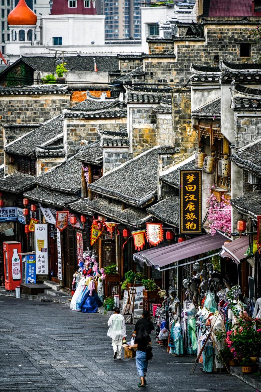 贵州铜仁·中南门古城  每当人们提起铜仁,首先浮现在脑海的往往是那