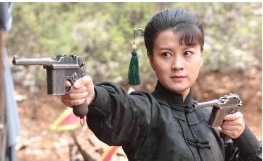 吕芪,这位湘西女匪,正是这样一位充满争议与吸引力的女性