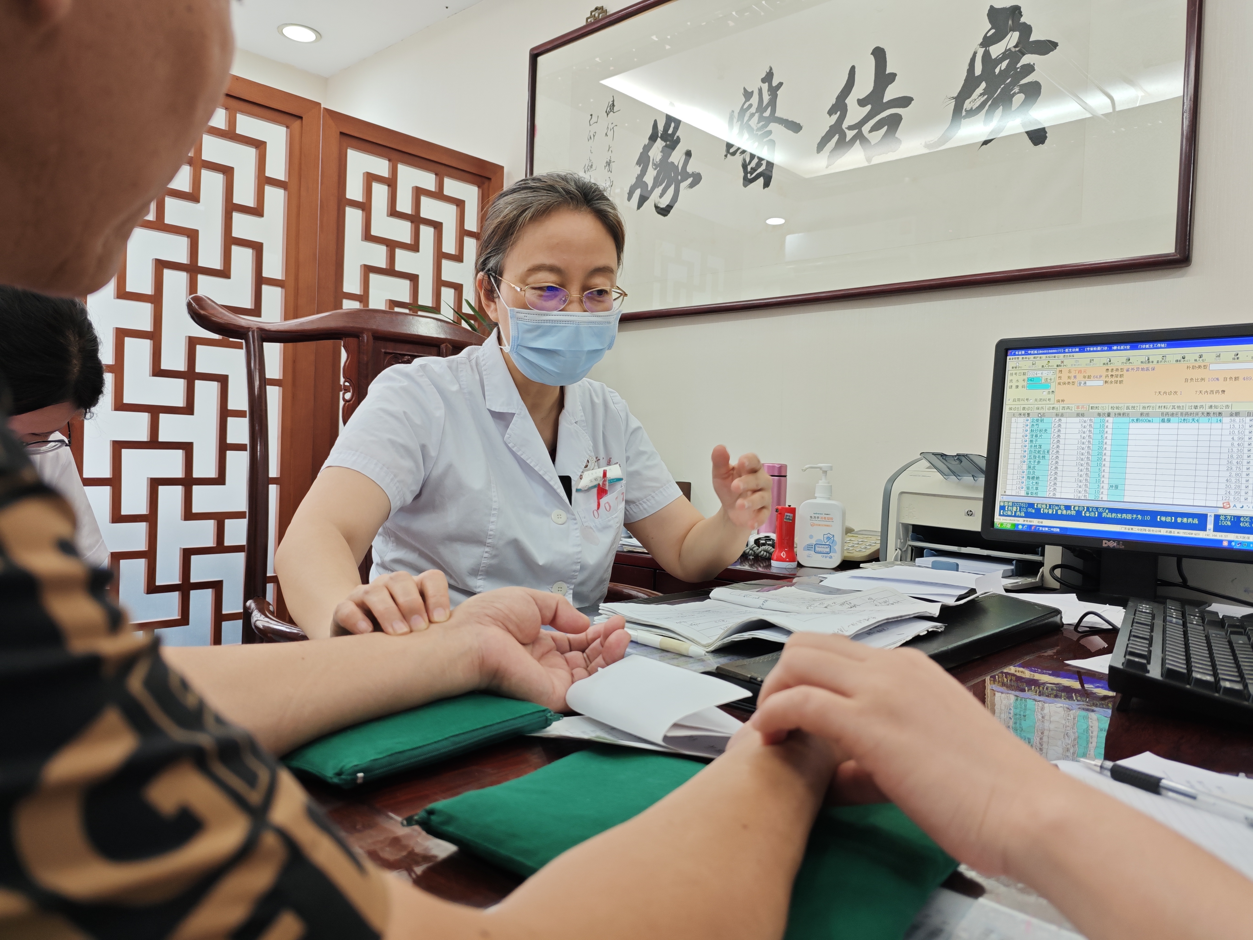 女人肾不好三处发臭吃西药快还是喝中药快(女人肾不好三处发臭吃西药快还是喝中药快呢)