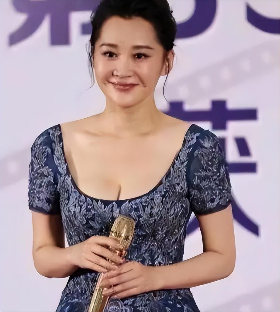 许晴,这位拥有外交世家背景的女演员,天生自带一股优雅与从容