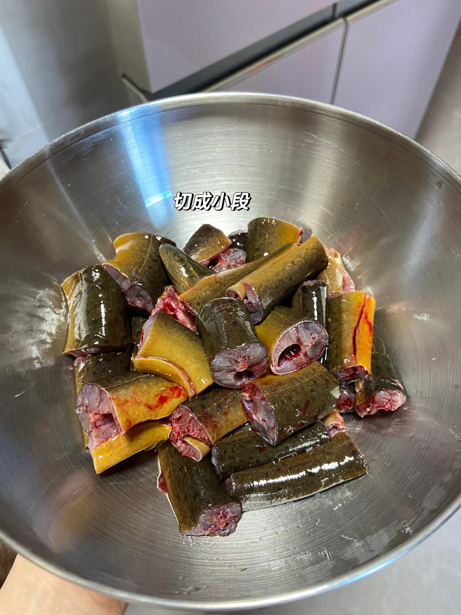 超简单的家常烧黄鳝 鲜嫩入味 不腥不柴 这道烧鳝段我一个人能吃完一