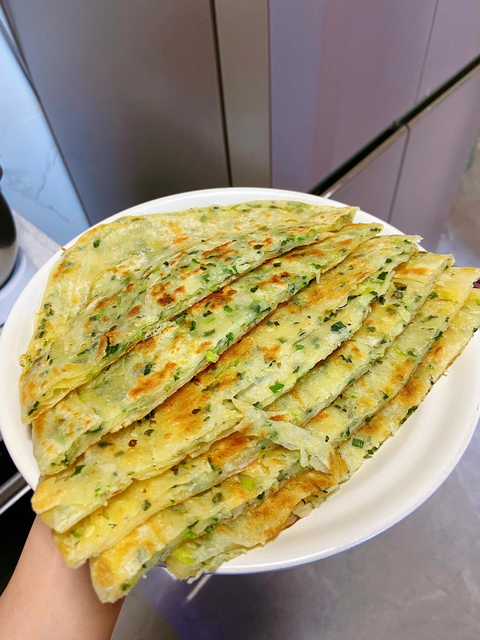 椒盐味的葱花饼,真的太香太好吃了!烙饼的时候一屋子都是香味!