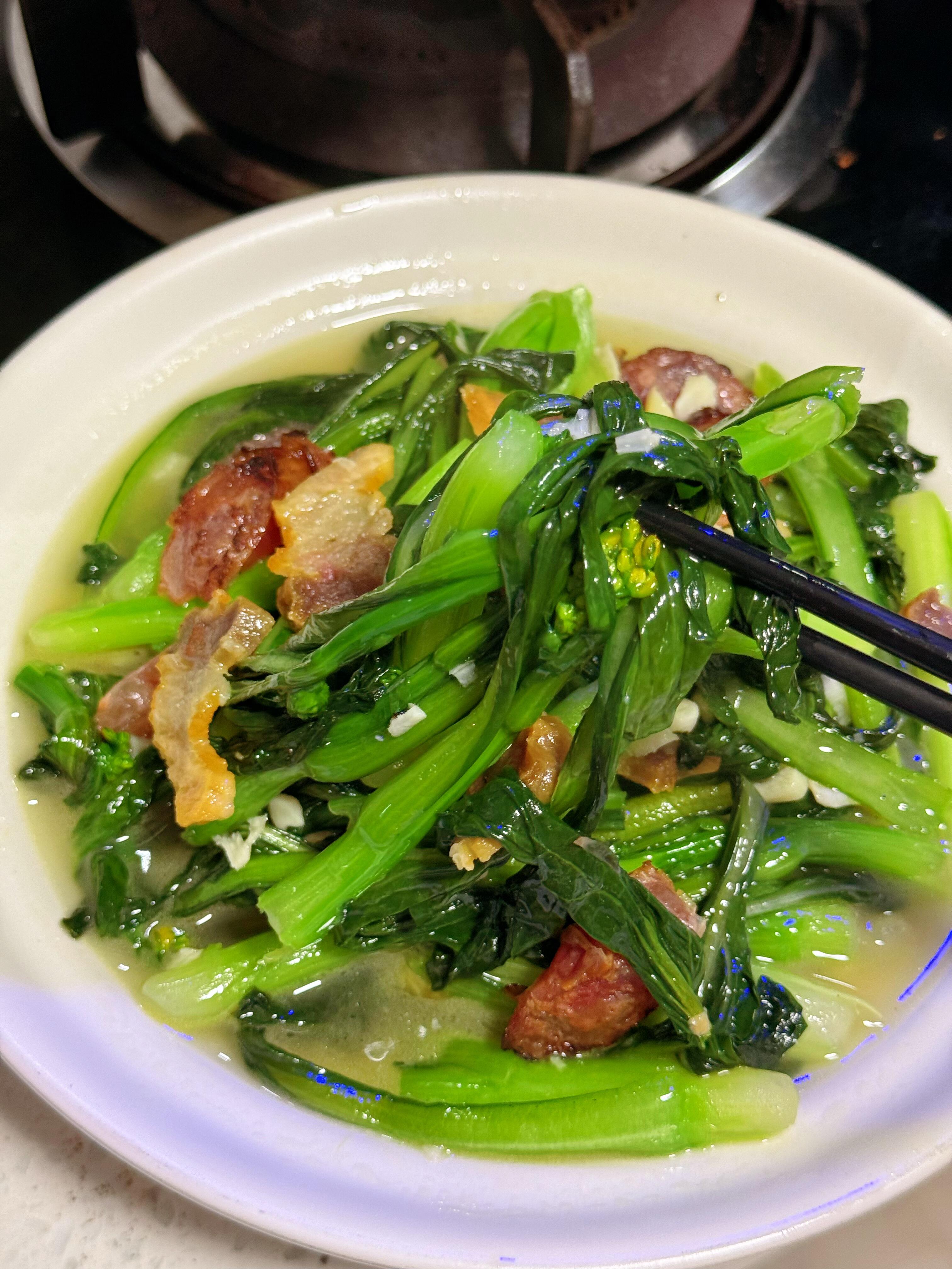调味只放少许盐就可以了加了点水焖煮两分钟菜心