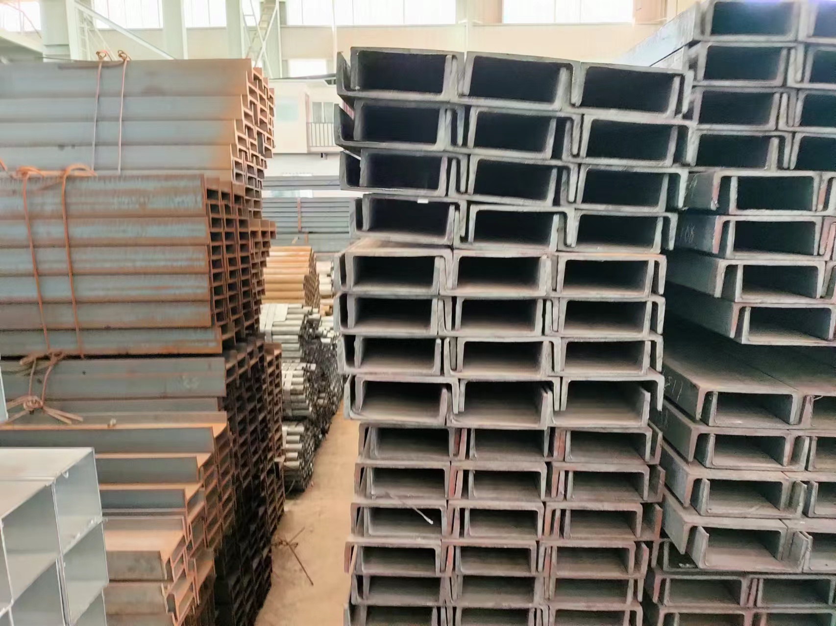 槽钢的基本定义是一种具有凹槽截面的型钢,也被称为u型钢或渠道钢