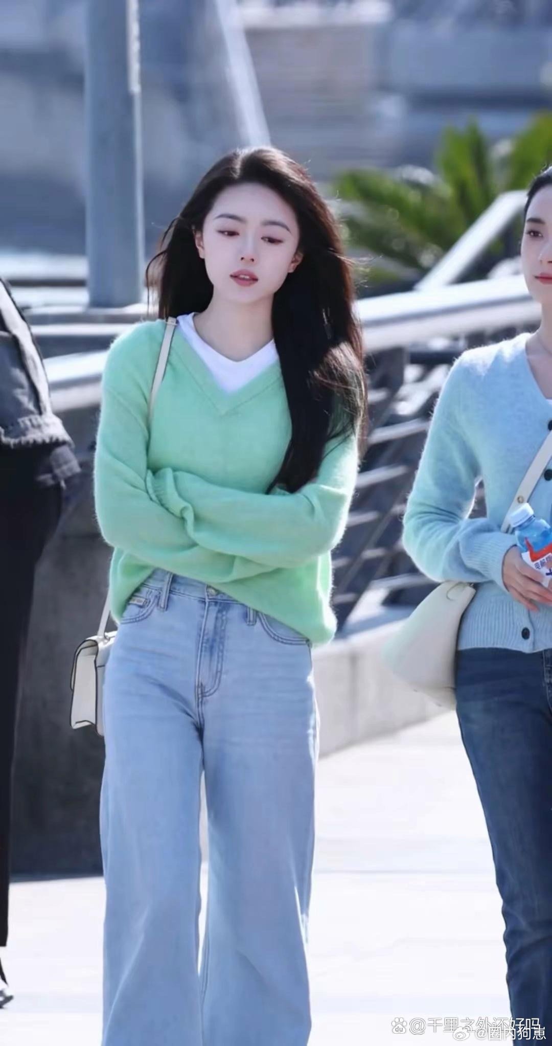 赵今麦穿牛仔裤随性又自在,满满都是青春的清纯感