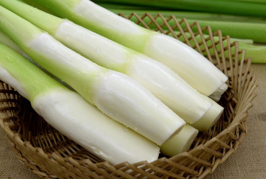 湖北人把这个菜叫篙芭,上海人叫茭白. 这个菜应该是全国都有的吧?