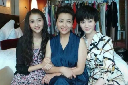 不瞒您说,左右两边我知道是李小冉和关晓彤,中间有人说是许晴,能认