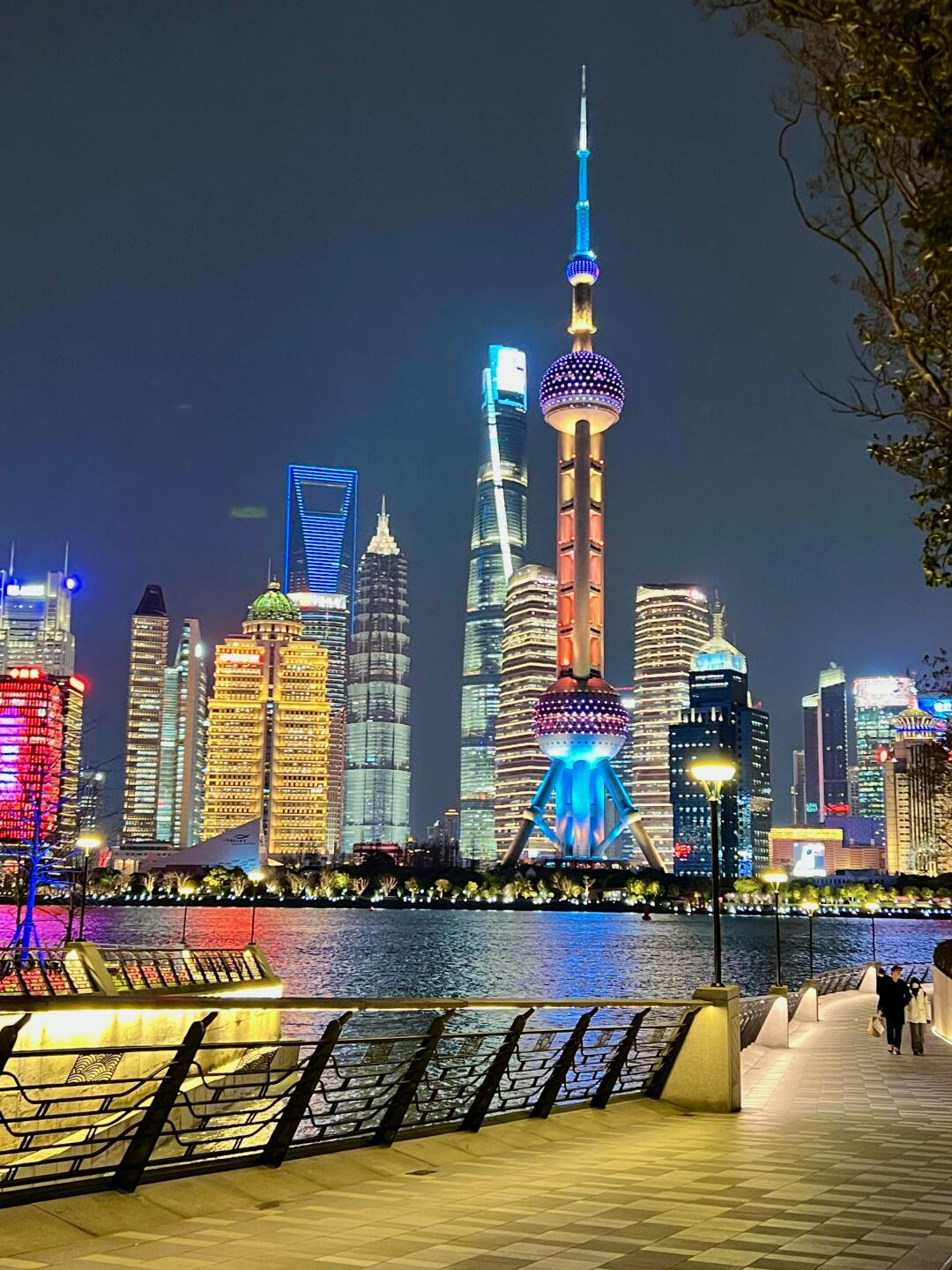 1 外滩在 7 点至 10 点亮灯去得过早没灯光可就不美观了北外滩的人