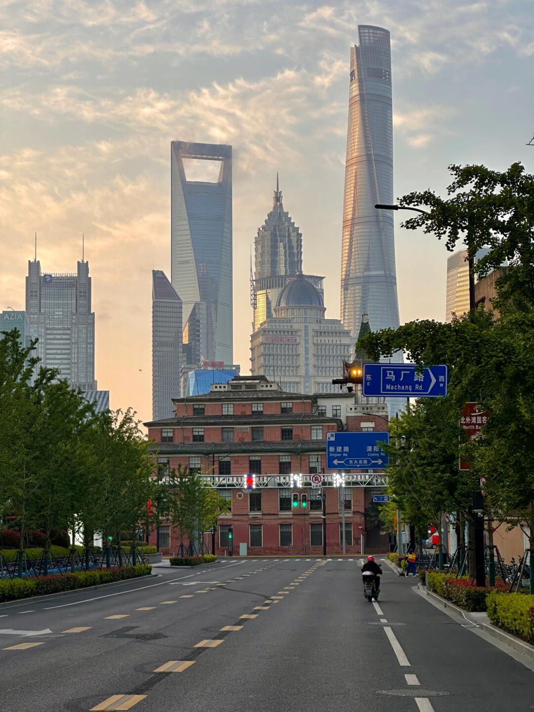 1乘坐地铁距离外滩最近的站点是南京东路从 2 号口或 7 号口出站