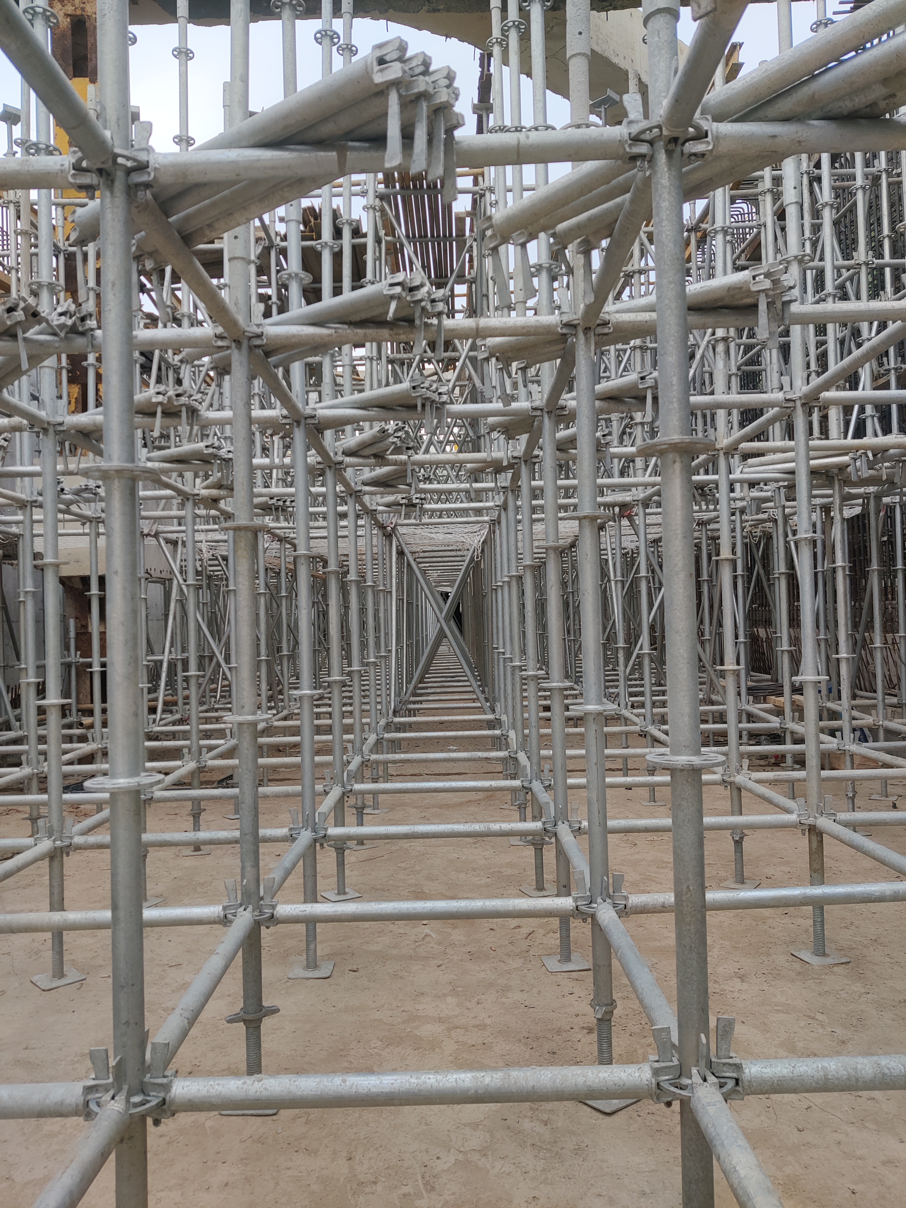 在盘扣式脚手架的运输过程中,应注意以下几个方面: