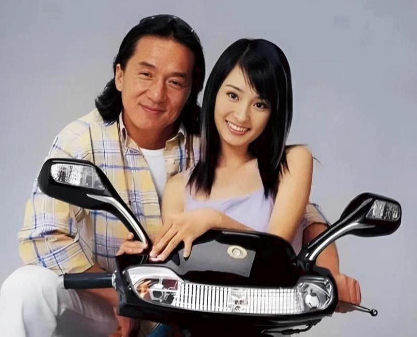 这是他们一起拍摄摩托车广告的照片,当时成龙49岁,广告酬金50万;杨幂