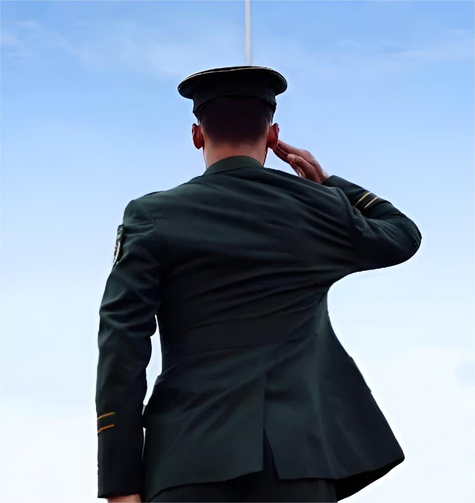 这是军人火场救人的真实影像,他在公差外出时,发现小区里一个居民楼中