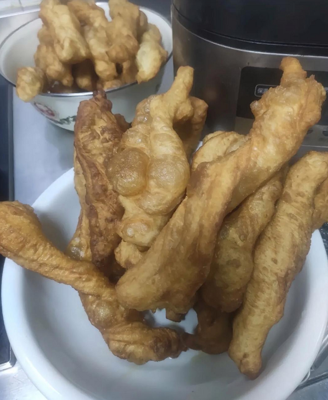 老婆第一次学炸油条,不错,很成功!