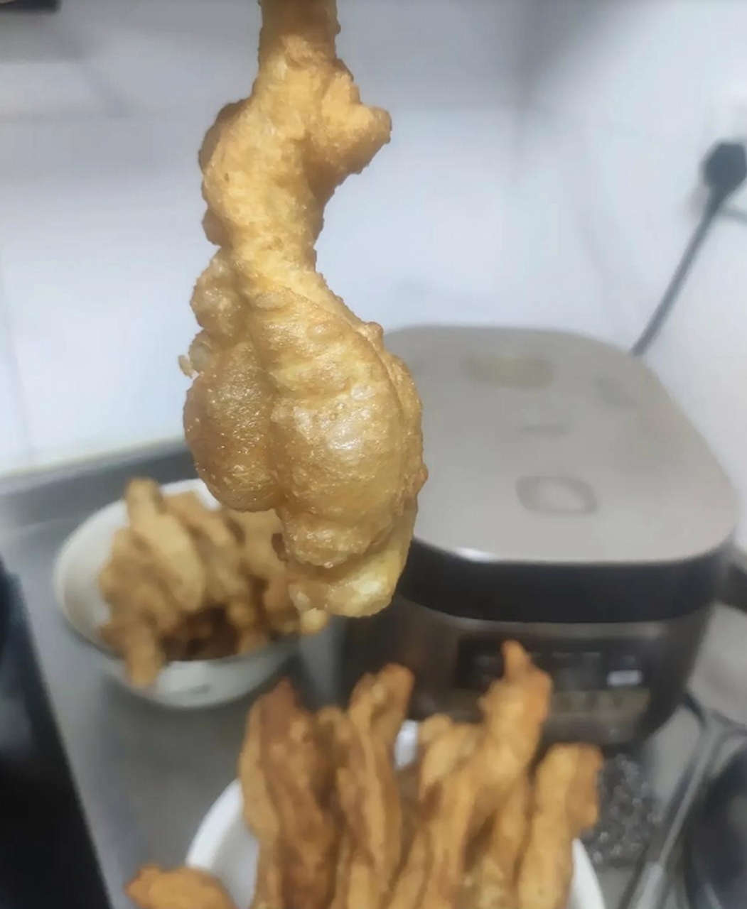 老婆第一次学炸油条,不错,很成功!