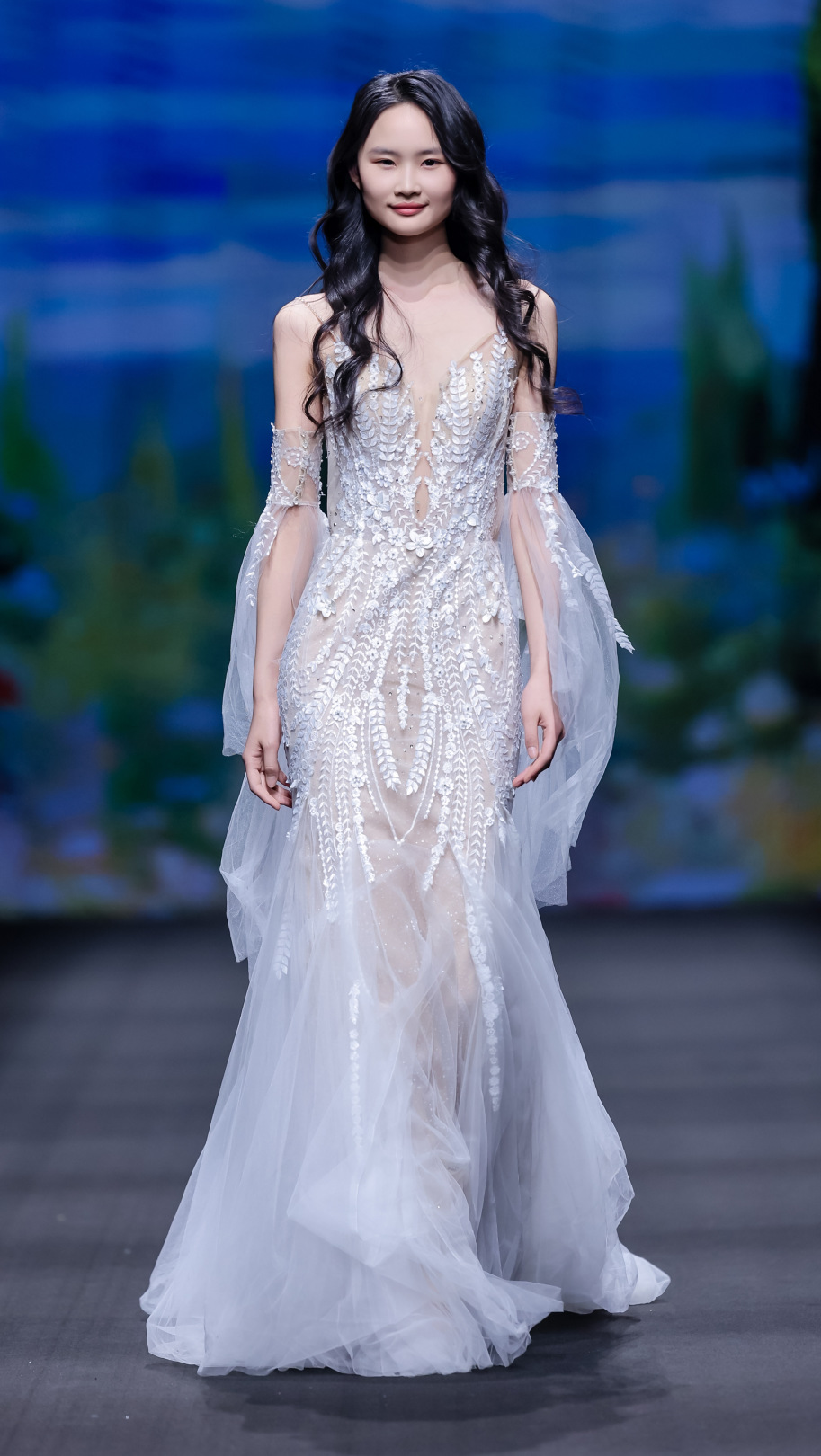 秀场 中国婚纱礼服设计研究中心携3位签约设计师打造的