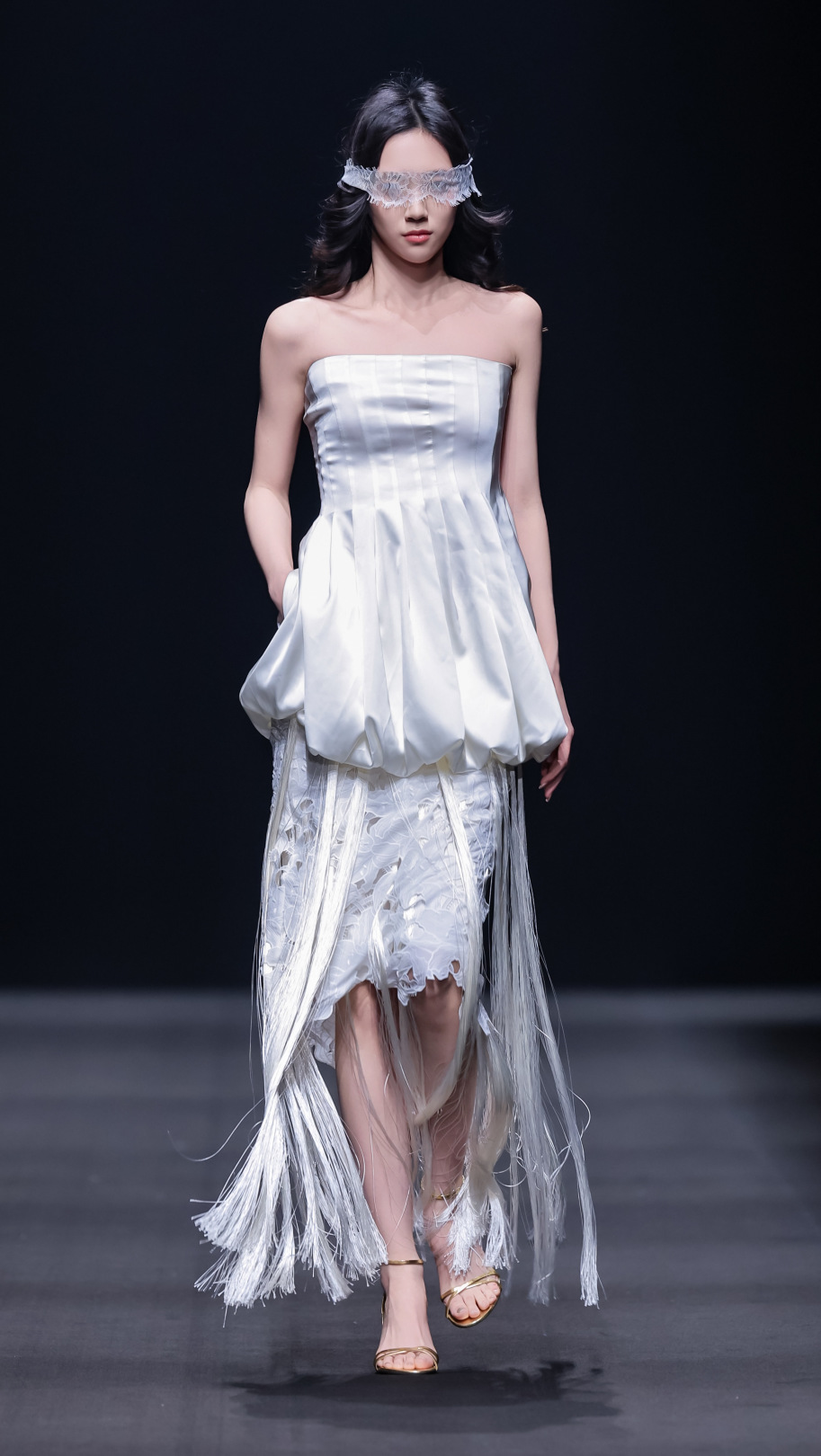 秀场 中国婚纱礼服设计研究中心携3位签约设计师打造的