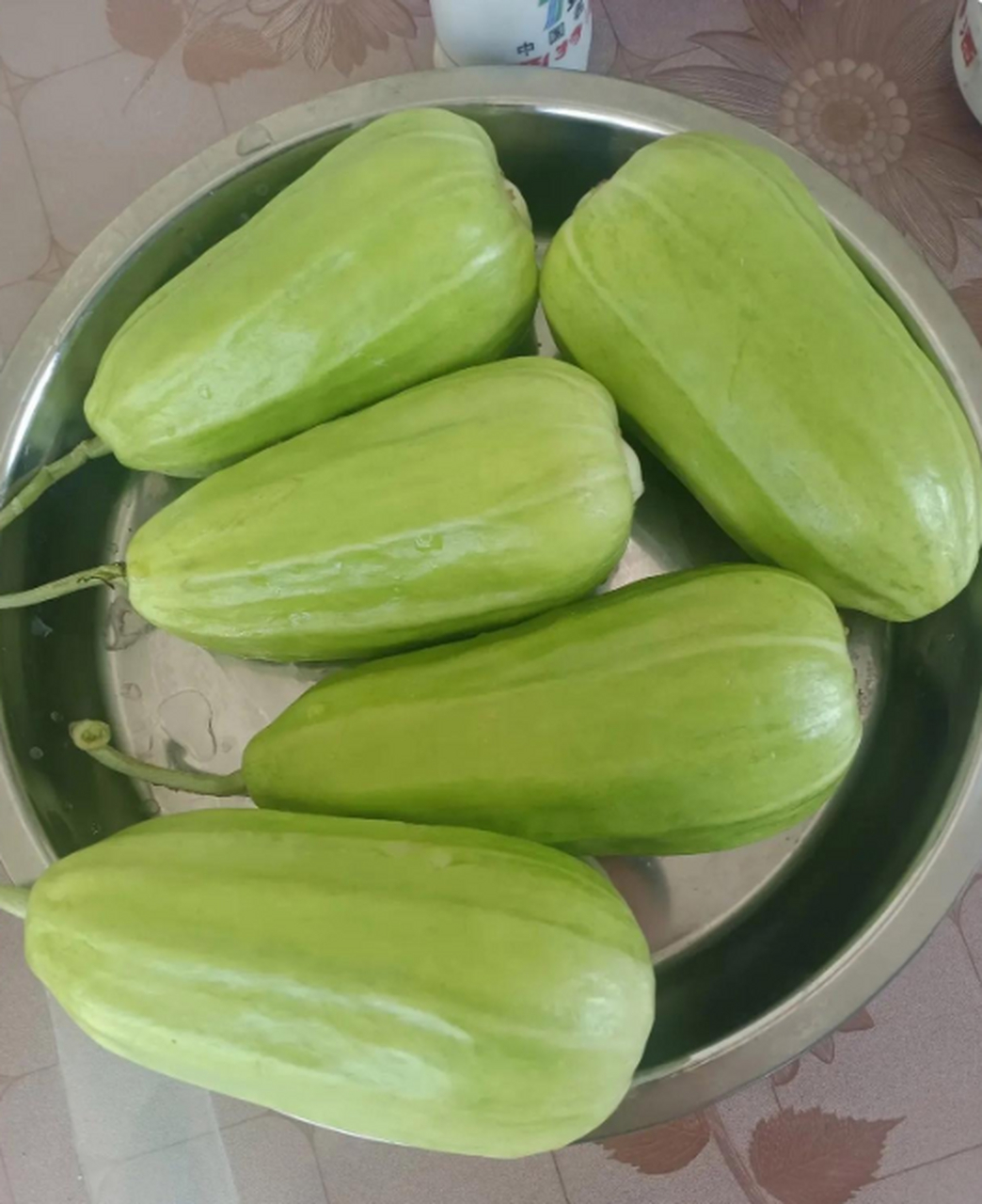 小时候吃夏天吃的最多的就是这种酥瓜了,现在一到夏天各种水果各种瓜