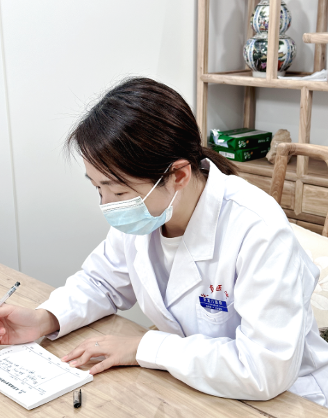 爱睡懒觉错过早餐且晚餐过量致胖,中医一方调理,体态轻盈 我是中医