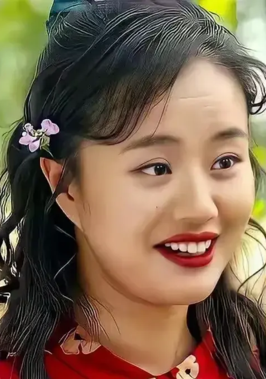 其实她长的不丑,因为她演的大部分是农村的丑媳妇