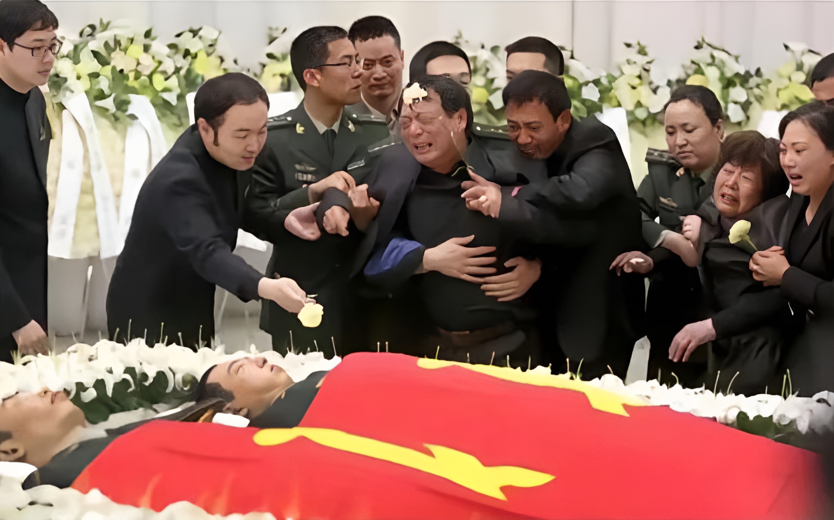 这是2015年,消防战士王胜鹏,王胜民两兄弟葬礼的真实影像