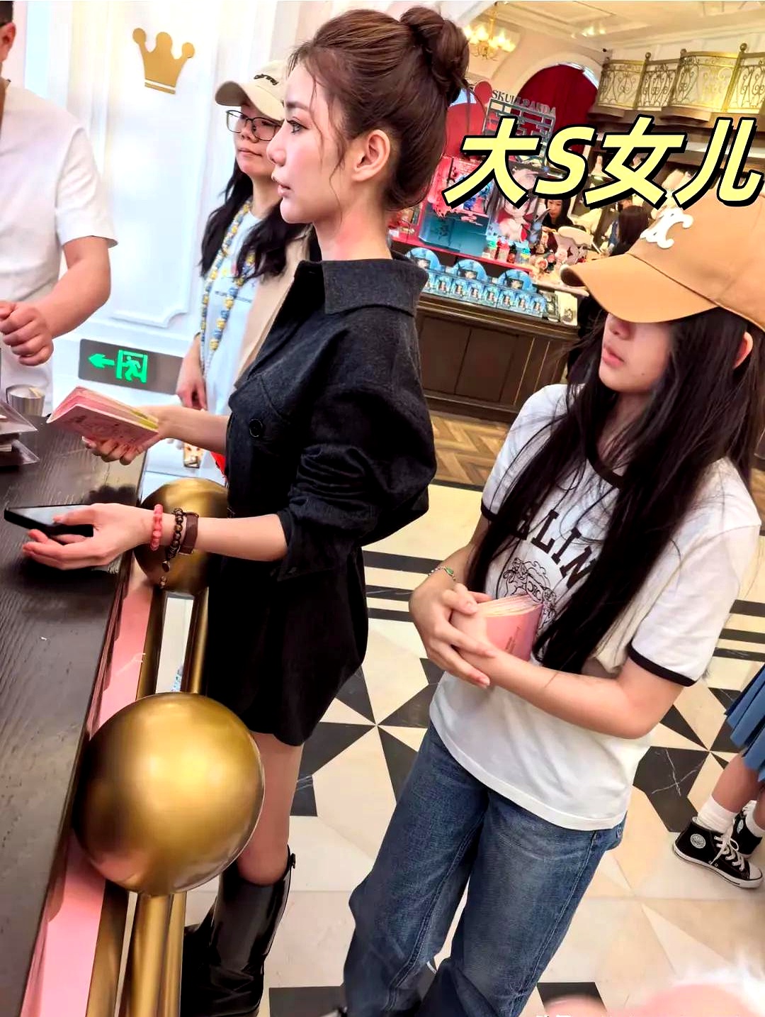 爸爸汪小菲排队时不忘轻吻她头顶眼神温柔得能掐出水这父爱溢出