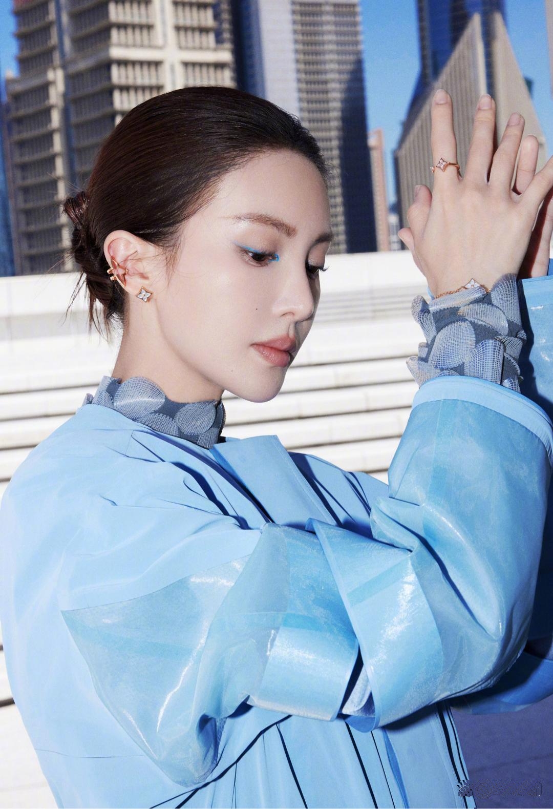 金晨穿蓝色外套配同色靴子亮相lv秀,丸子头发型干练又酷