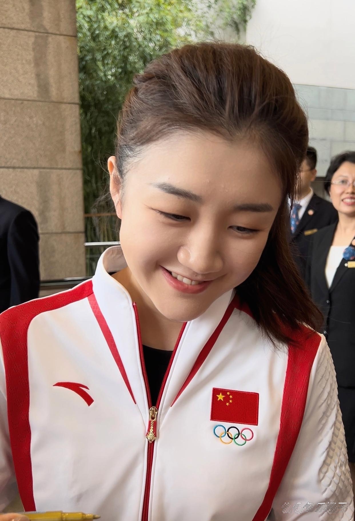 陈梦扎着马尾美极了笑容宛如迷人小公主