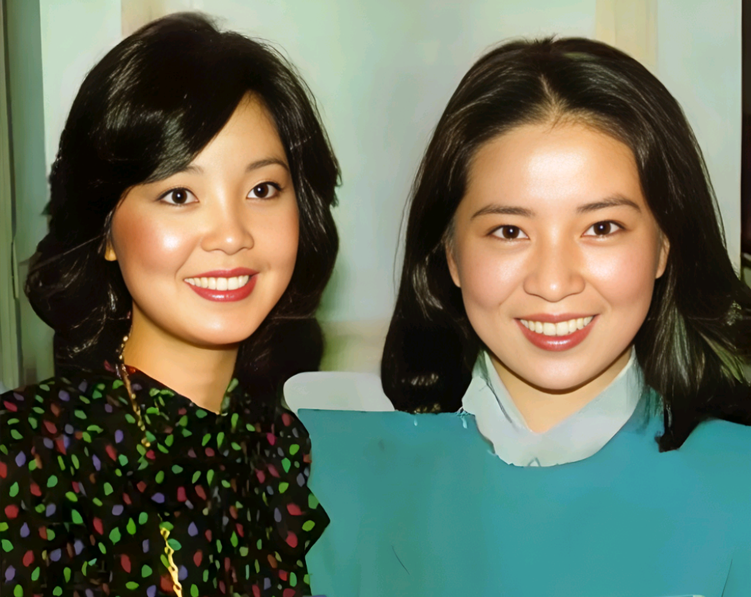 90年代初,在厨房忙碌的邓丽君