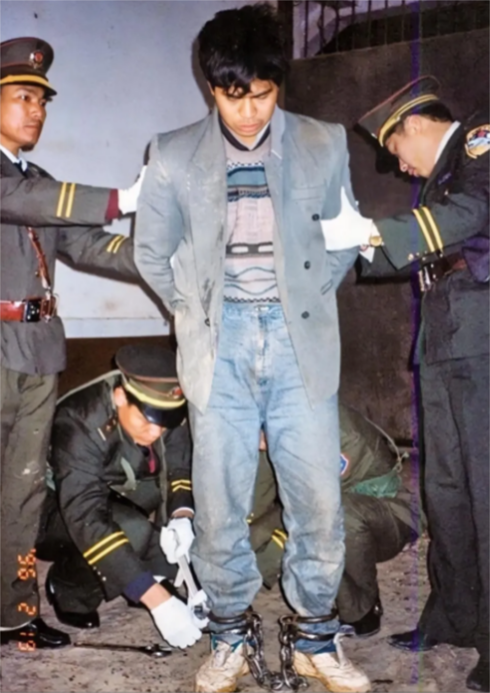 几个月前,他伙同他人制造了轰动全国的番禺运钞车劫案,五名劫匪抢走