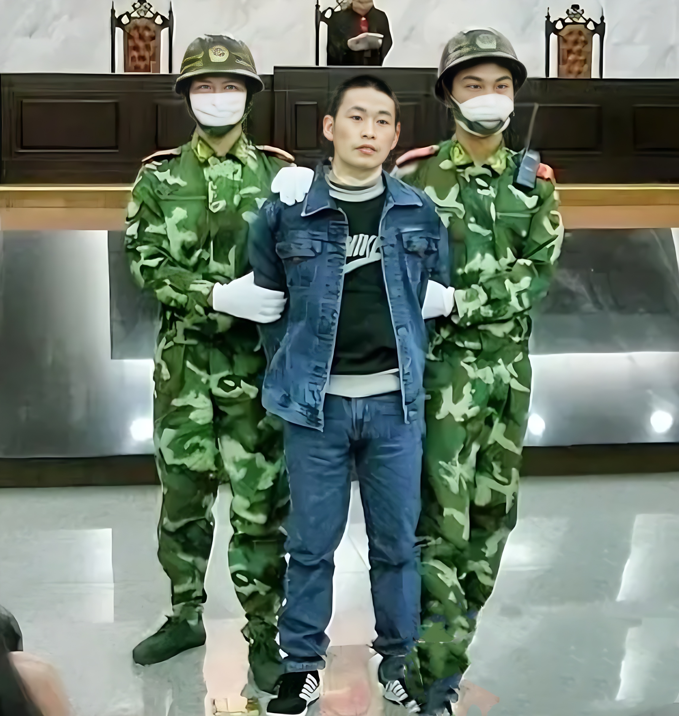 2007 年,即将被押赴刑场的董文语,站在法庭上的他面向前方,毫无愧意