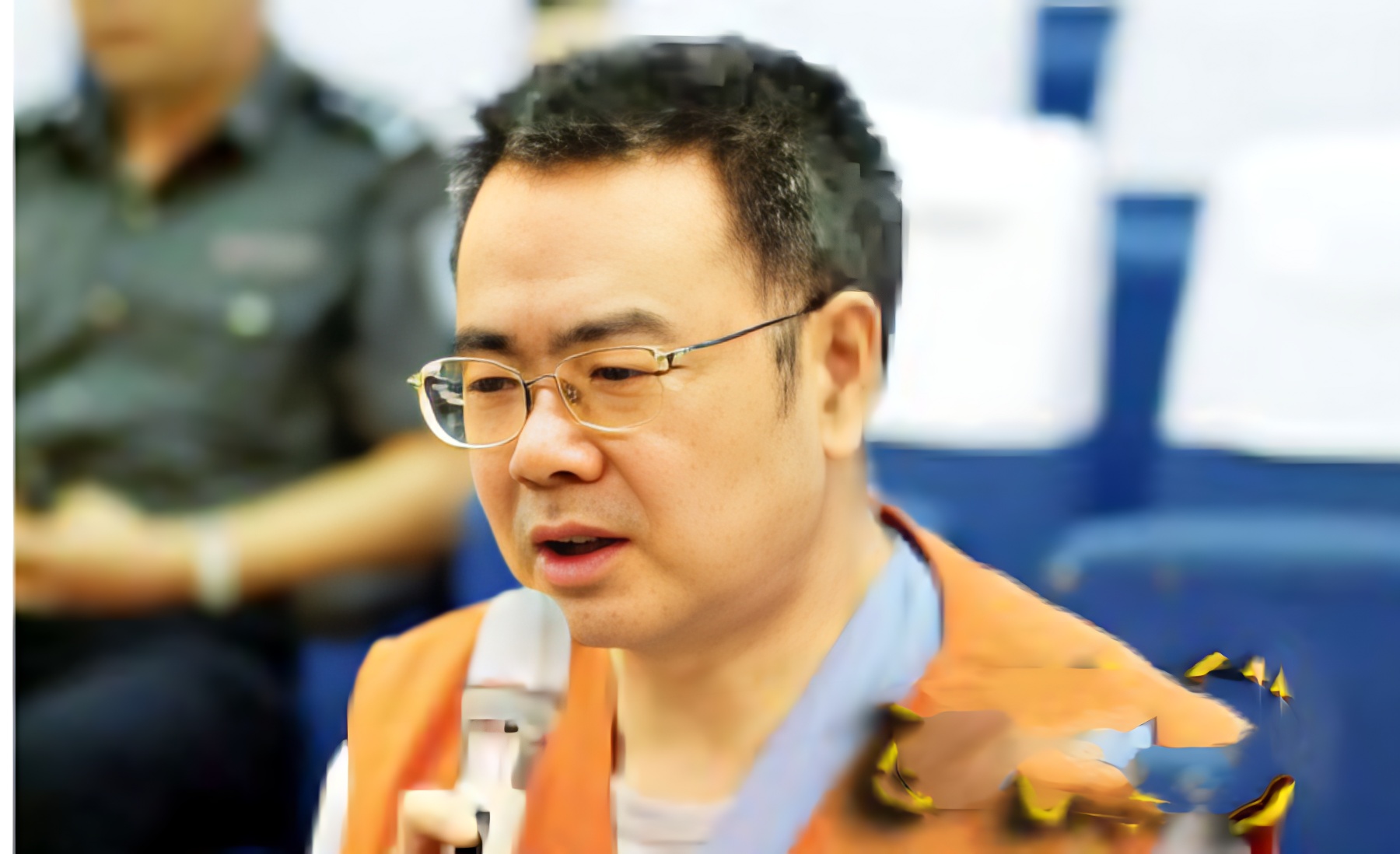 2005 年,被告席上的张小川身着囚服,看起来斯文儒雅