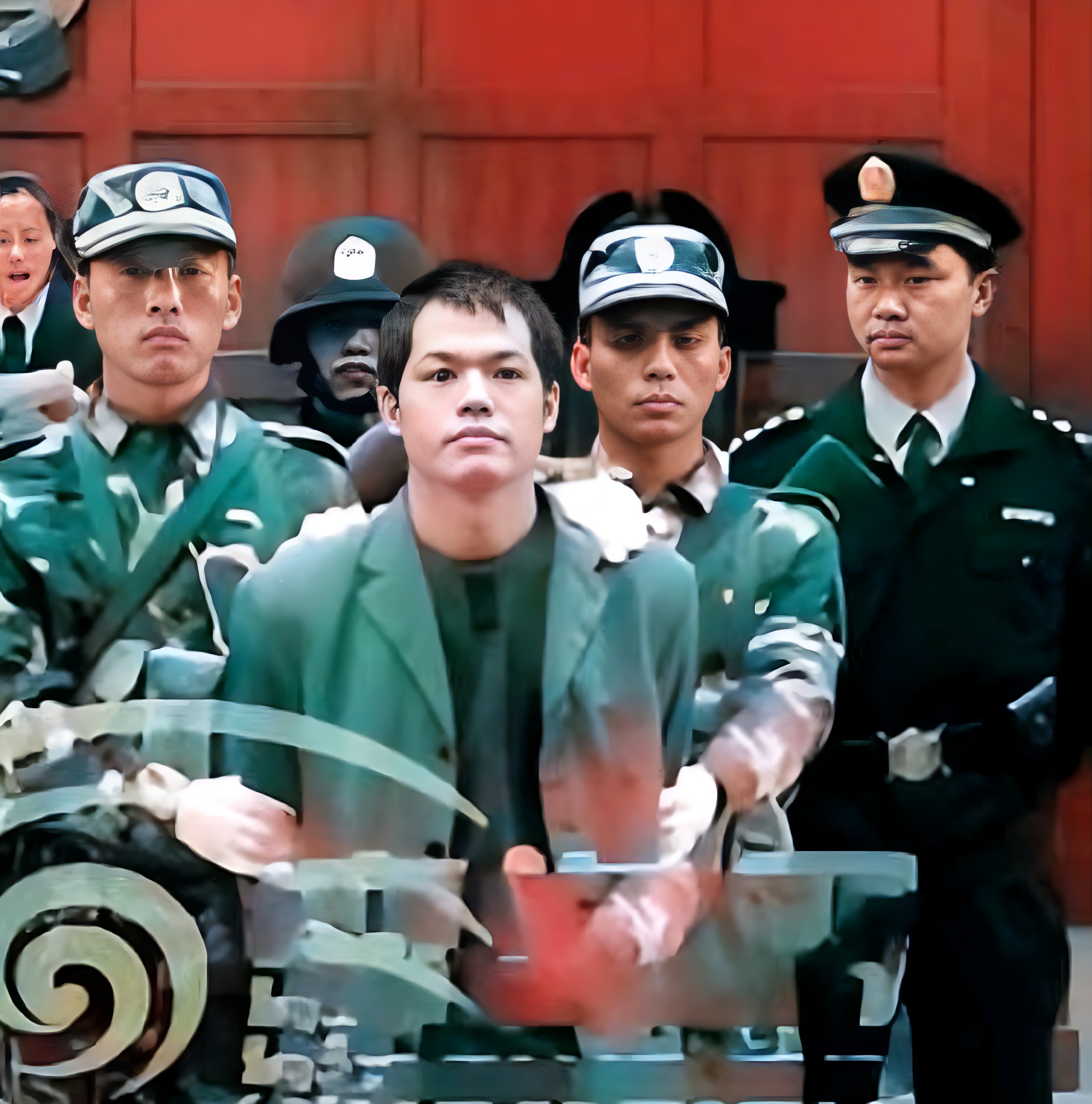 胡茬未净的他,因恐惧浑身颤抖,接过武警递来的矿泉水大口吞咽