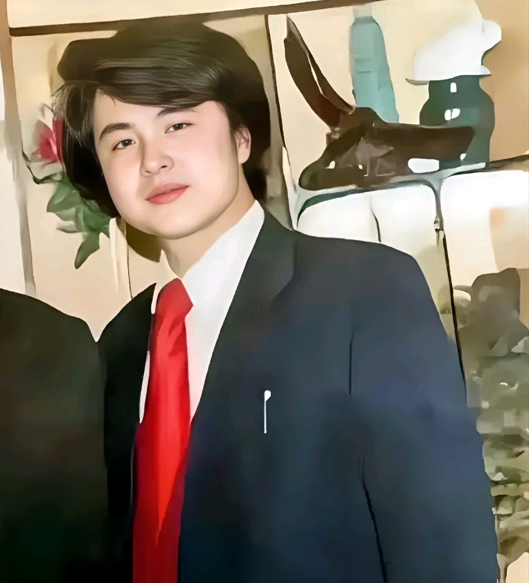 1984 年,徐少华身着白衬衫搭配小西装,一头乌发衬得他温润如玉,凭借