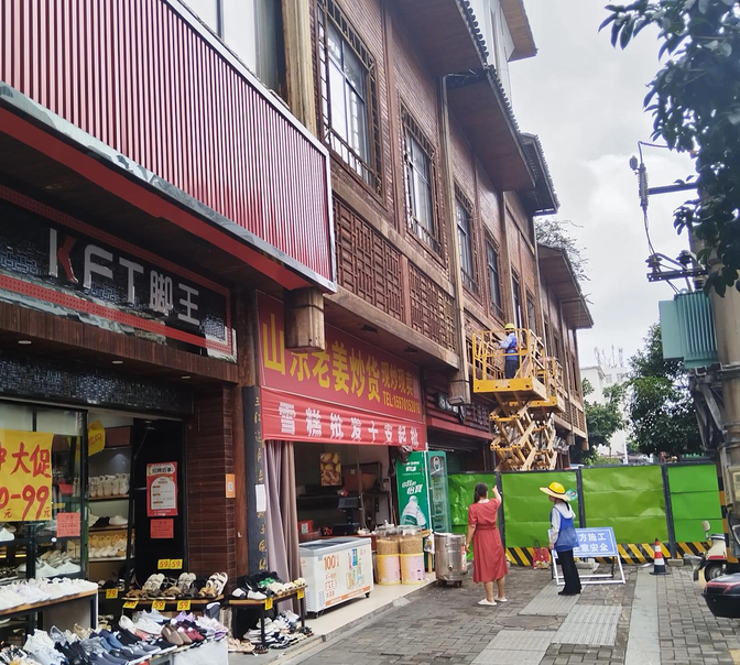 江西赣州的文清路又要改造,现在正在拆除路两旁房屋的外装饰