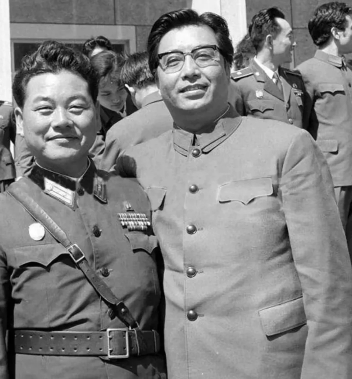 1975 年中国著名男高音歌唱家李双江与朝鲜人民军协奏团的人民演员