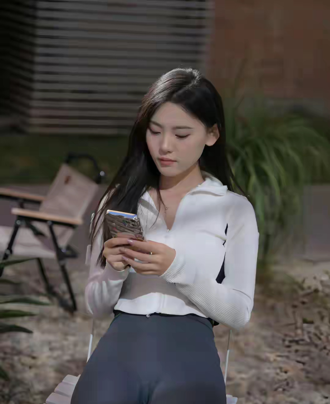 她静坐在椅上,宛如一幅淡雅的剪影画