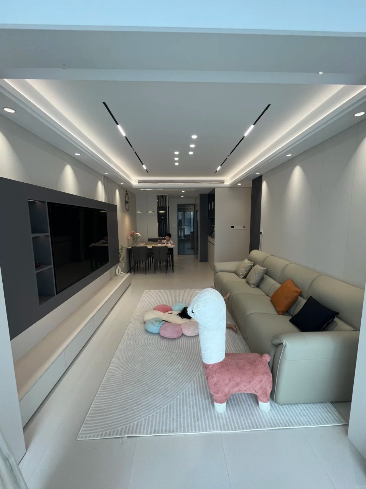 一,简约美观  无主灯吊顶最大的特点之一就是简约