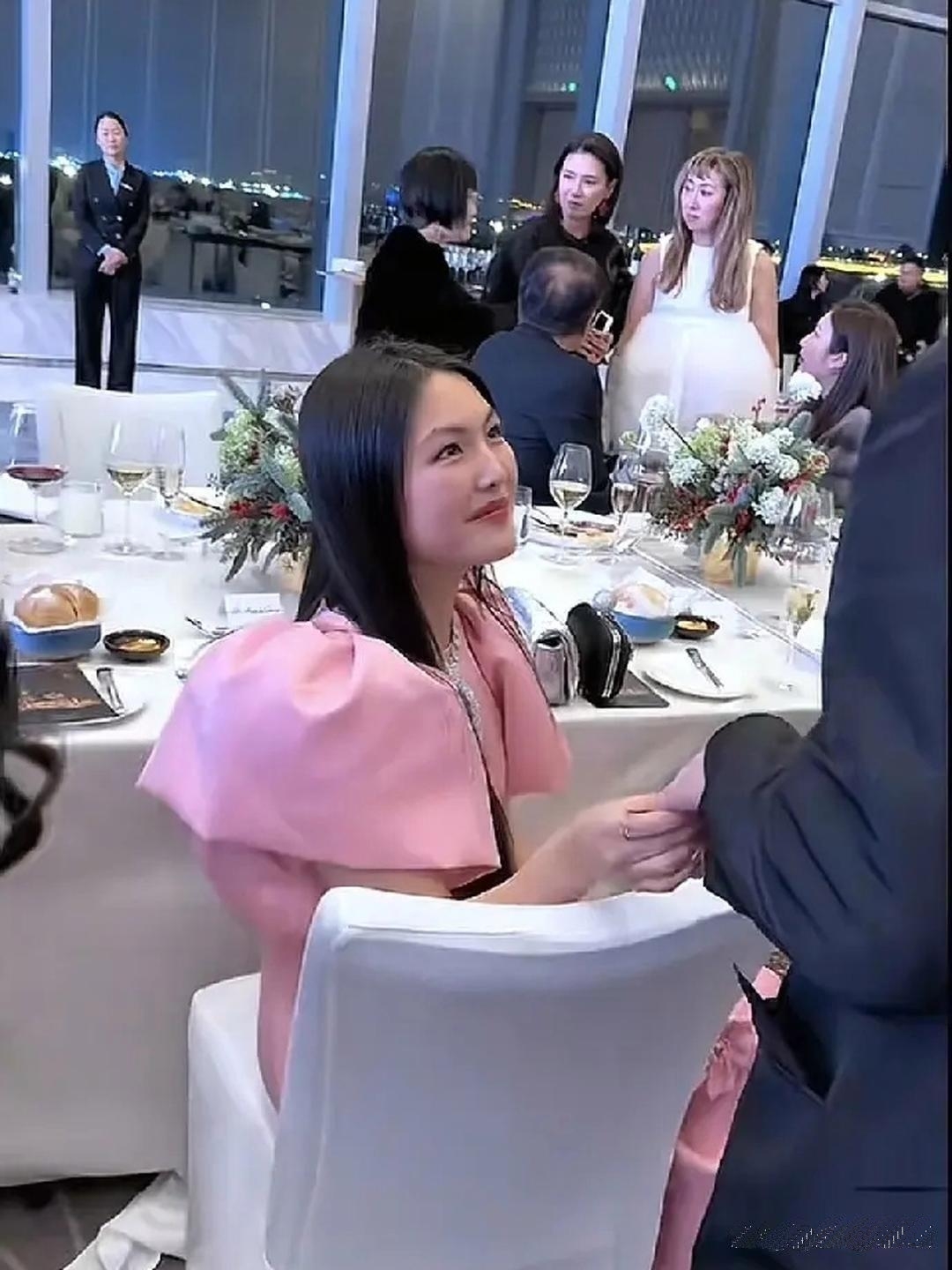 李湘 16 岁的闺女王诗龄那叫一个漂亮还特别优秀