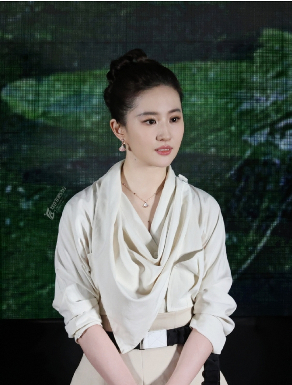 娜扎曾在采访中夸赞刘亦菲,直言她是无人可替代的新一代神仙姐姐!