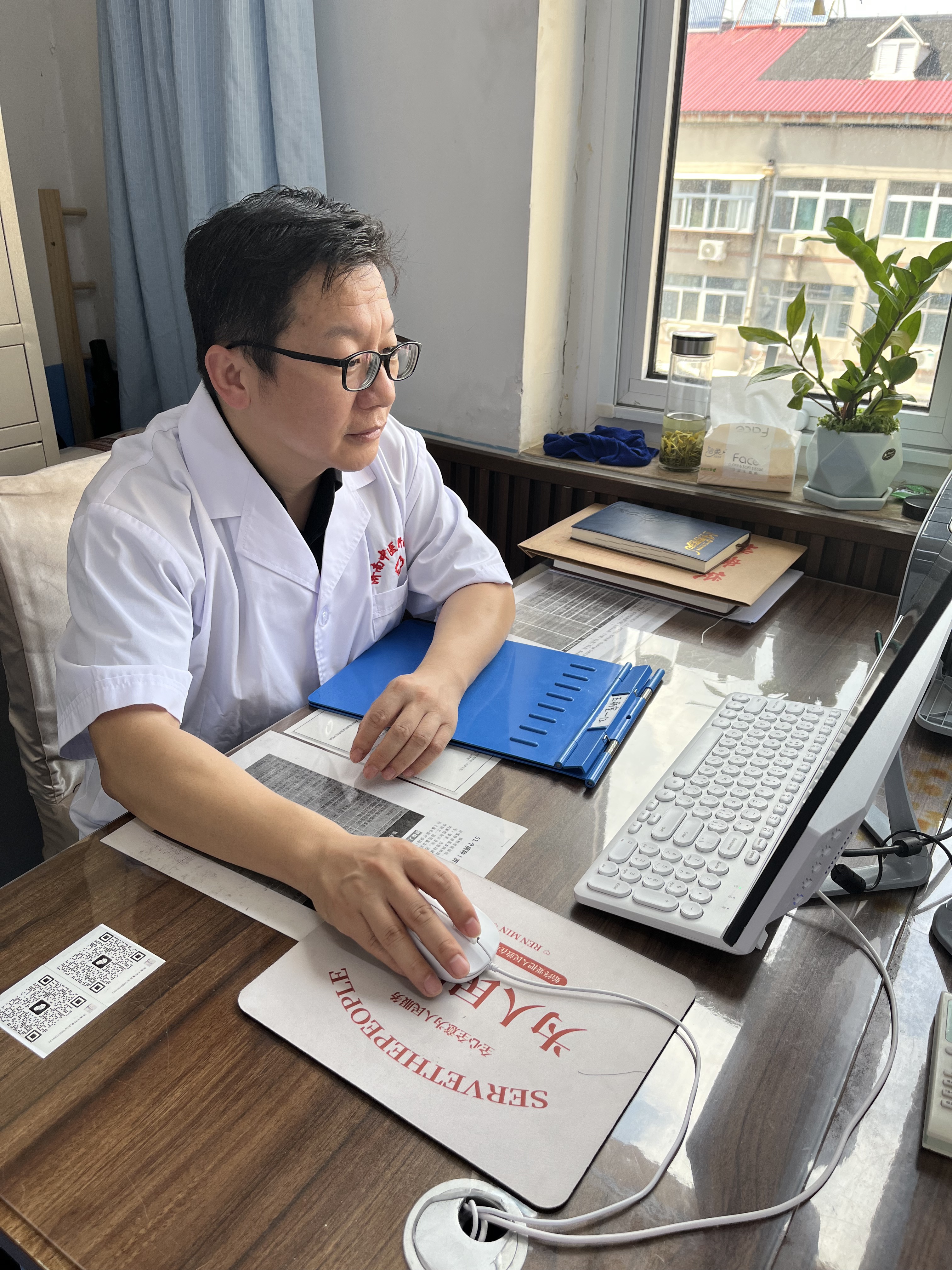 感染了乙肝不要过于悲观,沮丧,积极配合医生采取相关治疗,可促使病情