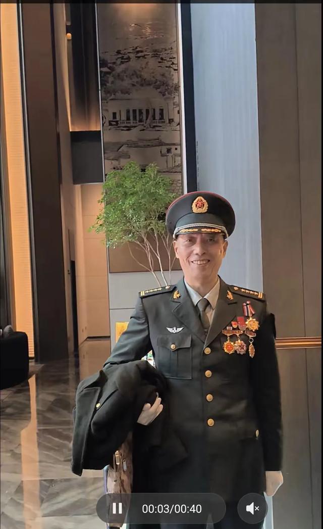 看那肩章上的金色枝叶和五角星数量,是上将军衔