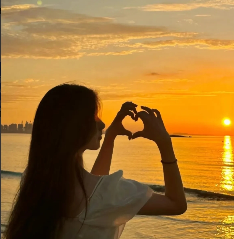 原来,真的有那么一个人,每当想起他,嘴角便会不自觉地上扬