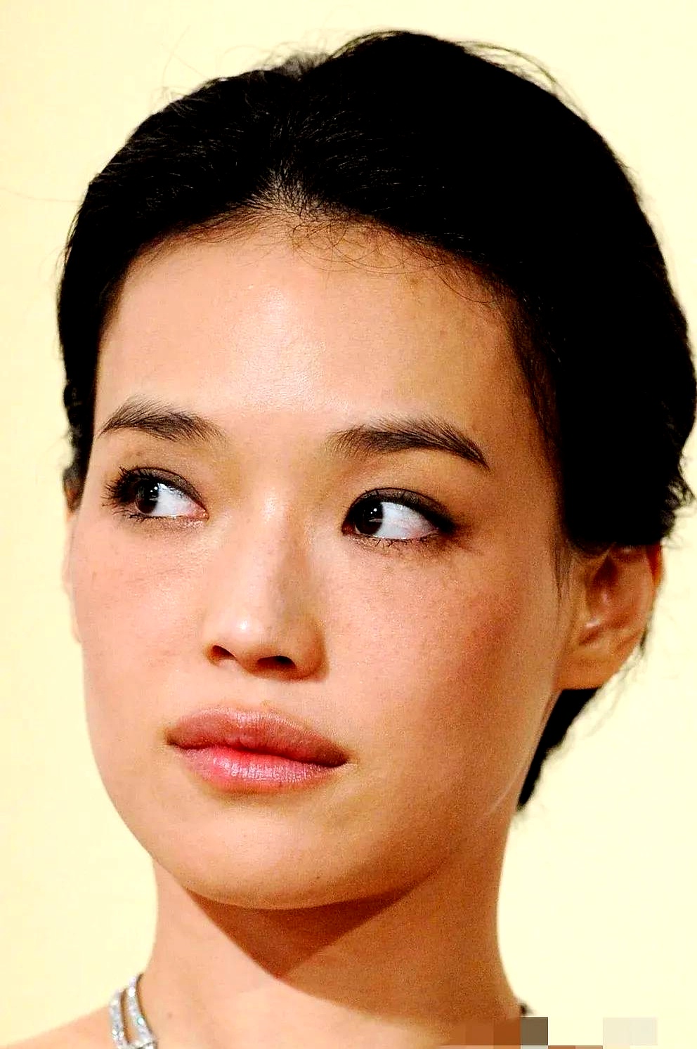 鼻子不高,眼距宽,嘴唇也一般.但放一起,又有种特别的味道