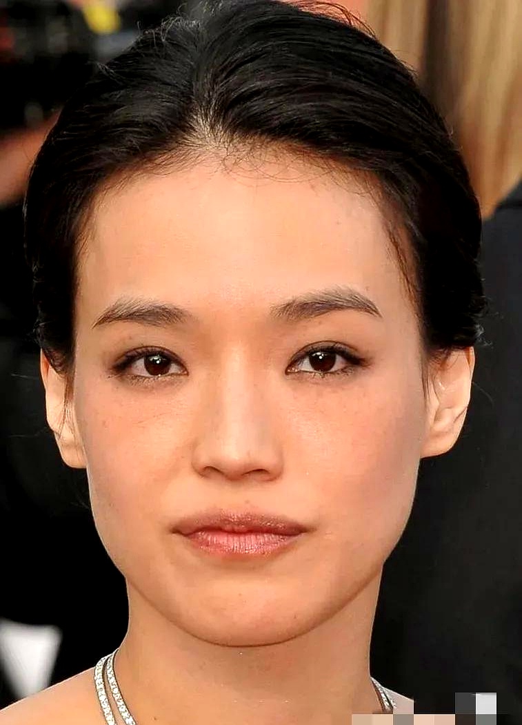 鼻子不高,眼距宽,嘴唇也一般.但放一起,又有种特别的味道