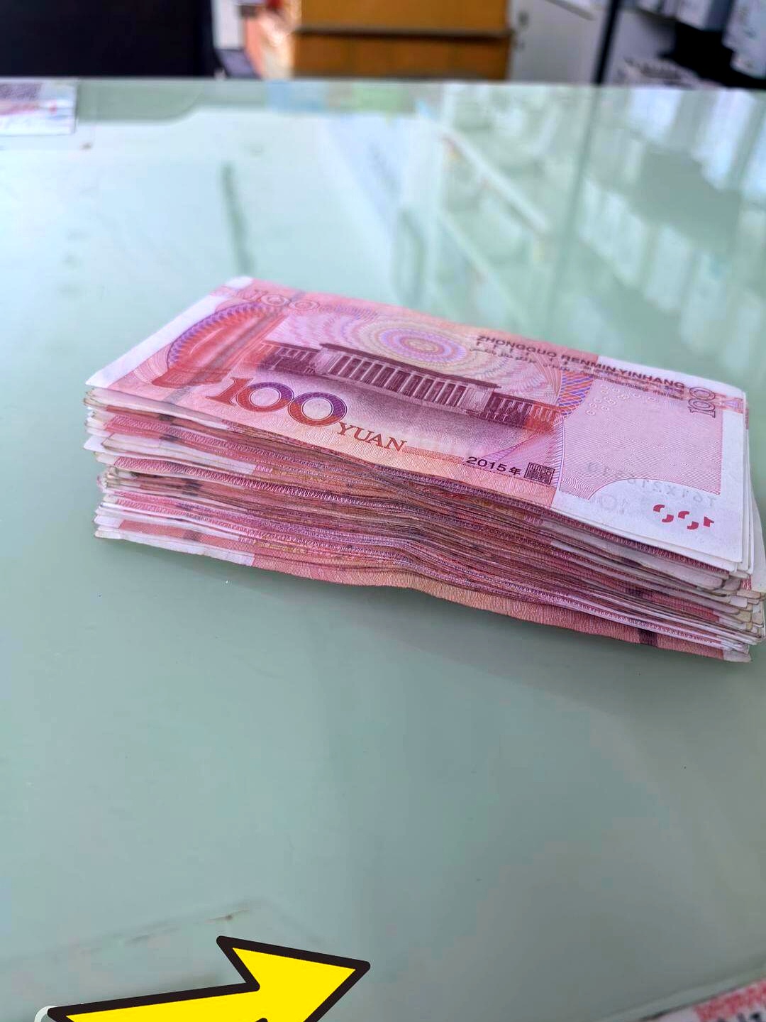 拿到手里厚厚一叠现金,签字时看到单子上写着一万块,高兴得我都忘了数