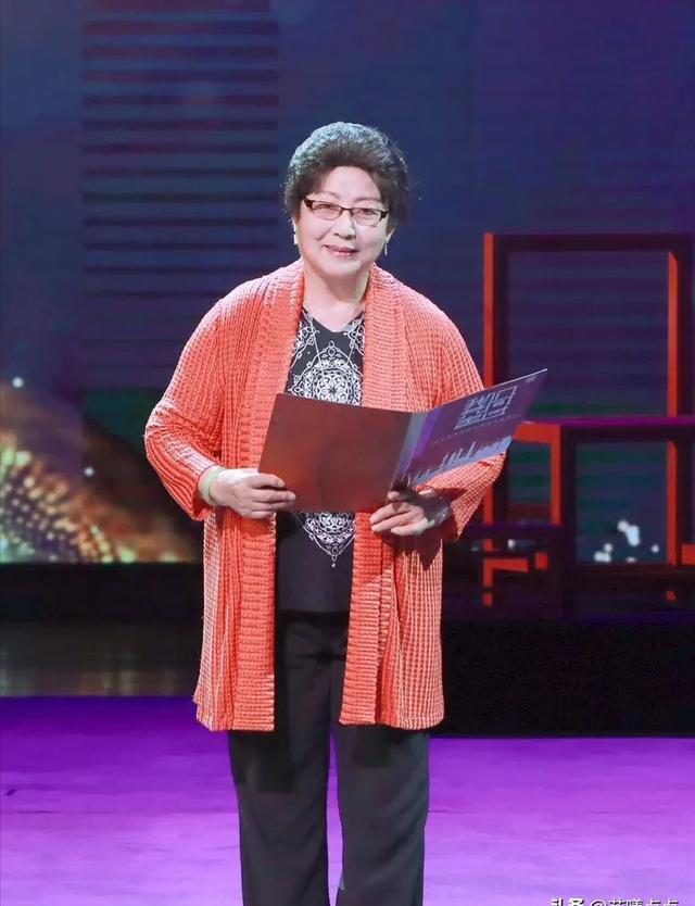 "手捧宝书满心暖,一轮红日照胸间