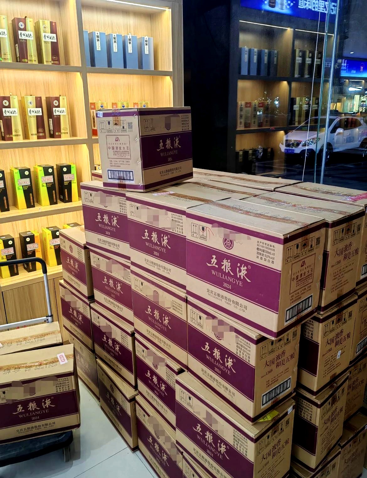 现在啊,各大酒厂的库存都堆成了山,跟个大水库似的