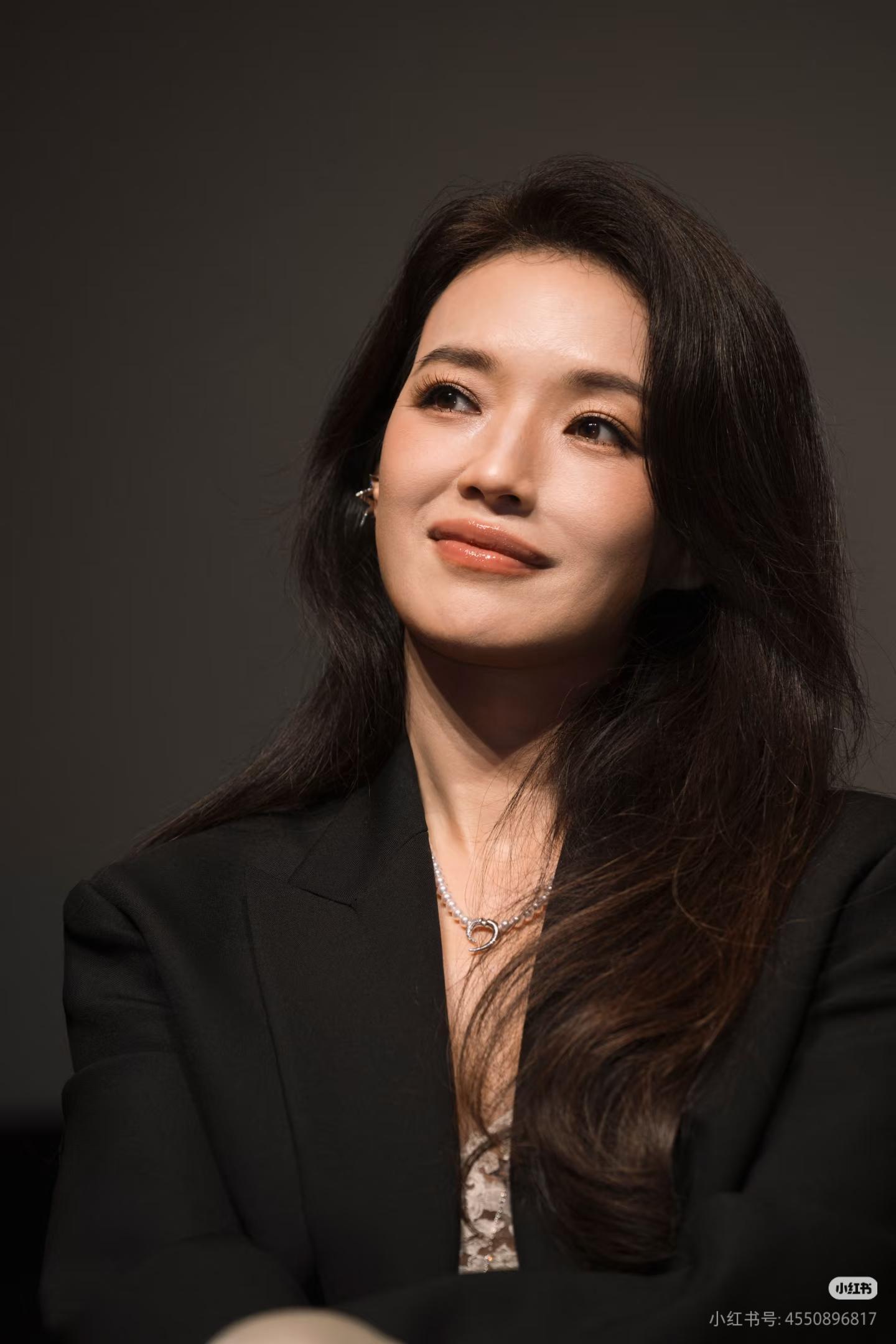 这下成名了 不仅全国人民都知道了 就连国际友人也知道了舒淇拿到了